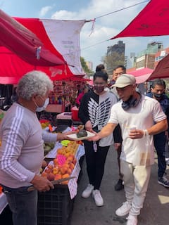 在当地市场品尝异国水果和街头美食
