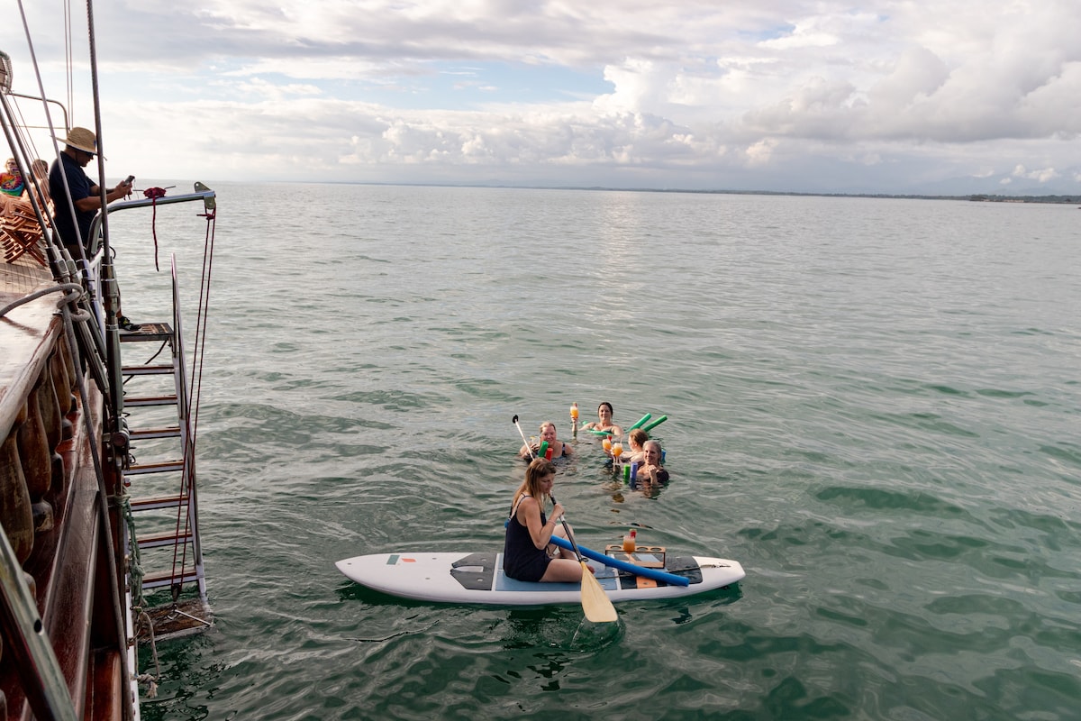 Sail the Pacific coast line in Quepos