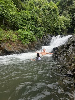 隐秘森林泡水徒步之旅