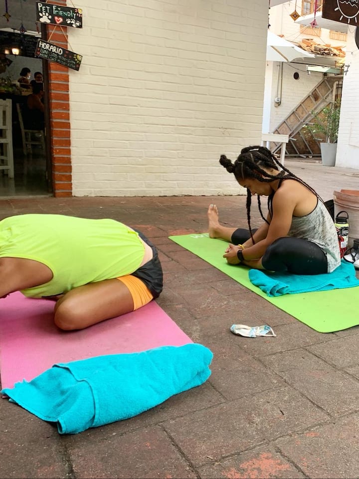 Haz yoga y visita el mercado con tu instructor