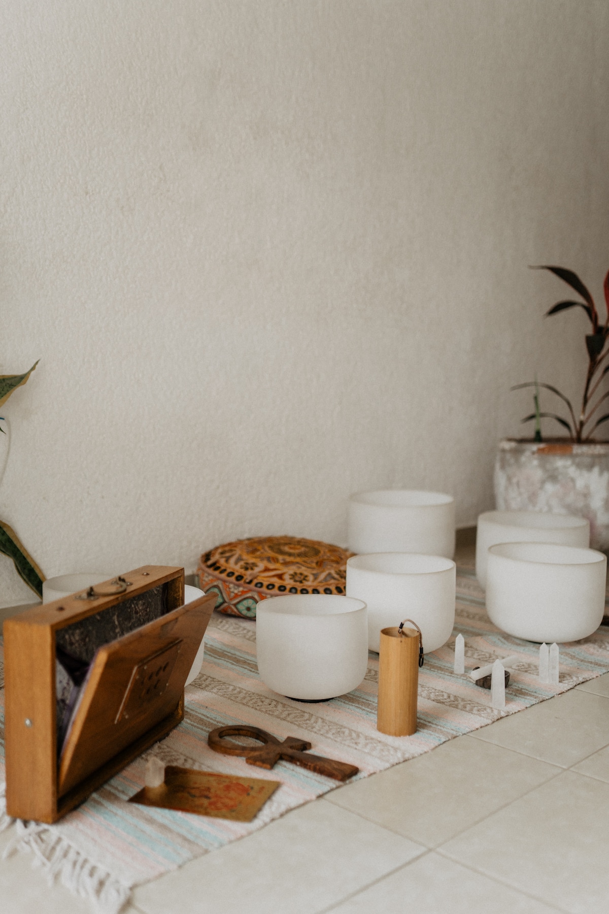 Reiki un kristāla bļodas skaņas, ko atskaņo Viktorija