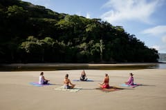在海滩上练瑜伽