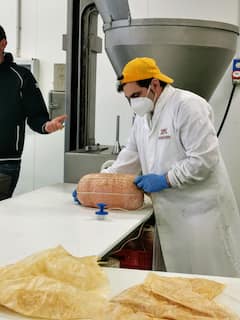 Explora una fábrica de mortadela