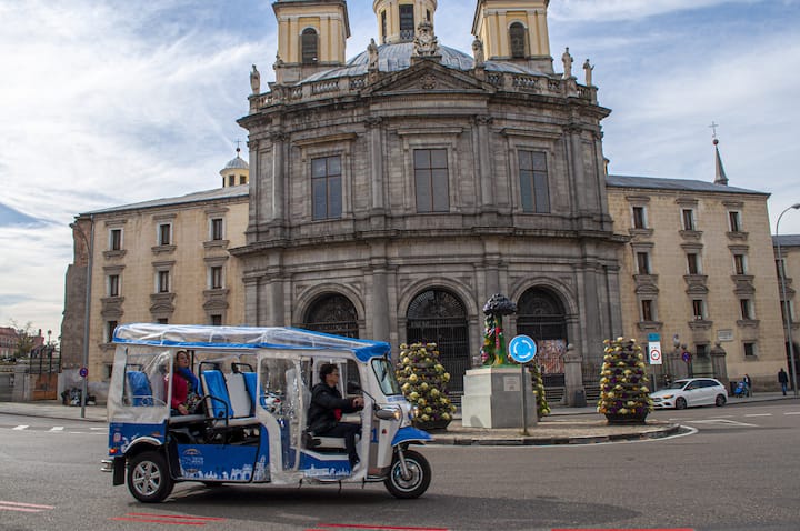 Tour por los lugares históricos de Madrid en Tuk-Tuk eléctrico