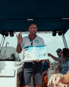 探索海岸和波利尼亚诺海岸的洞穴