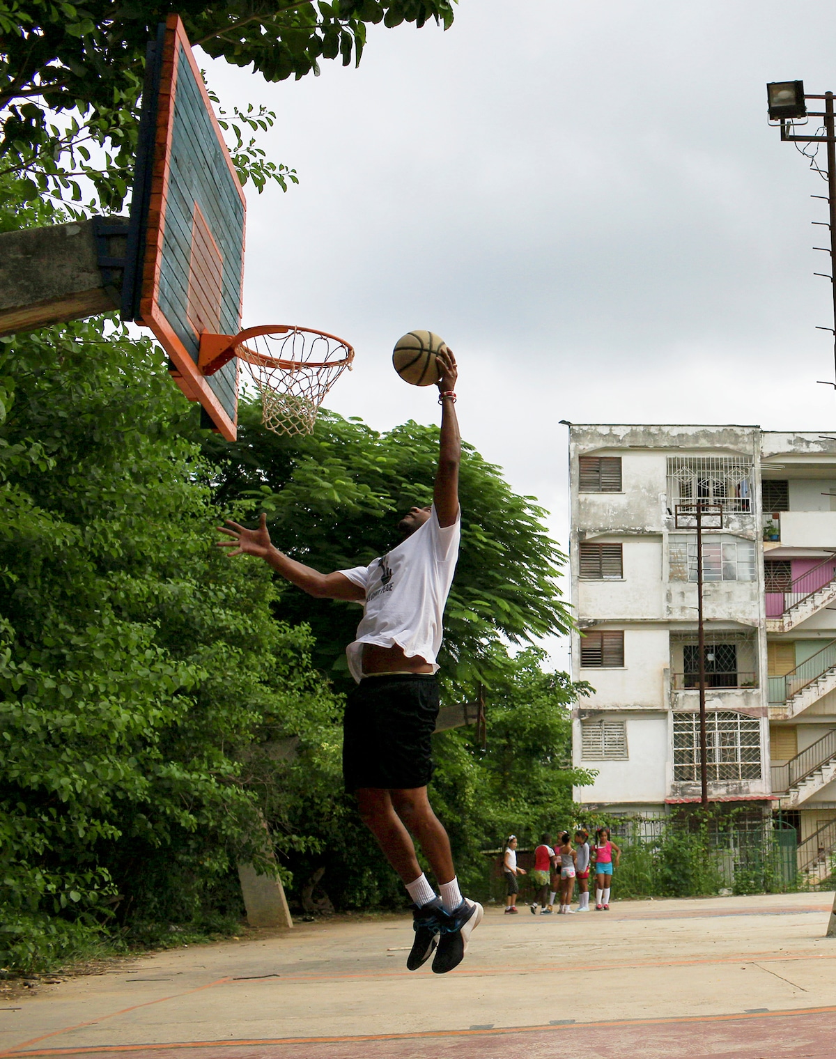 Play basketball in Alamar