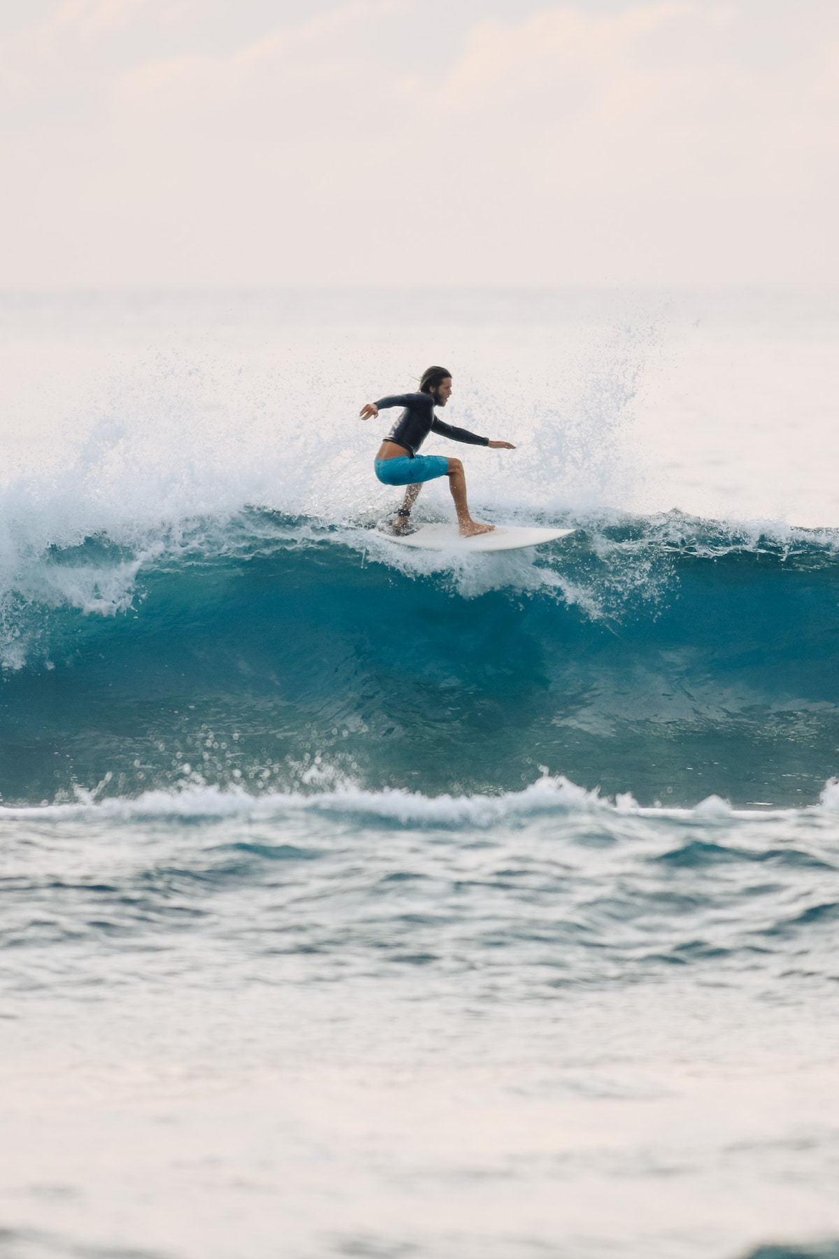 Surf sur des vagues de joie