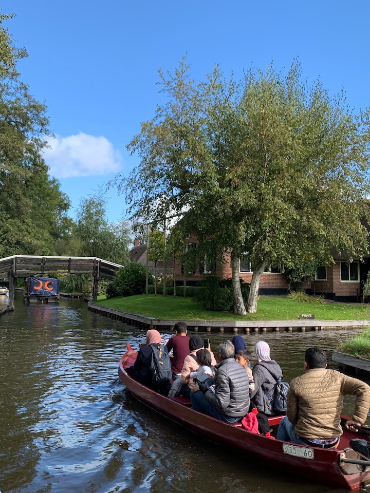 Day Trip to Zaanse Schans and Giethoorn · ☆4.91