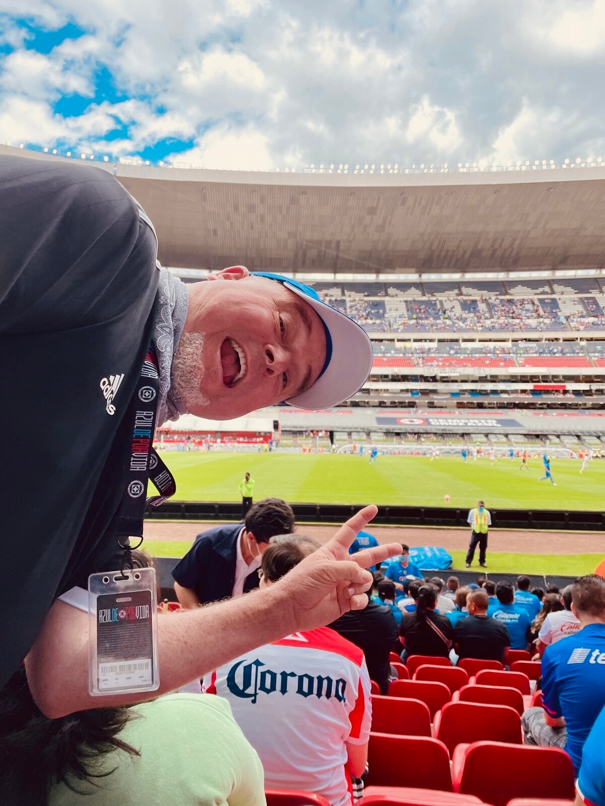 Vive un día de partido en estadio de fútbol.