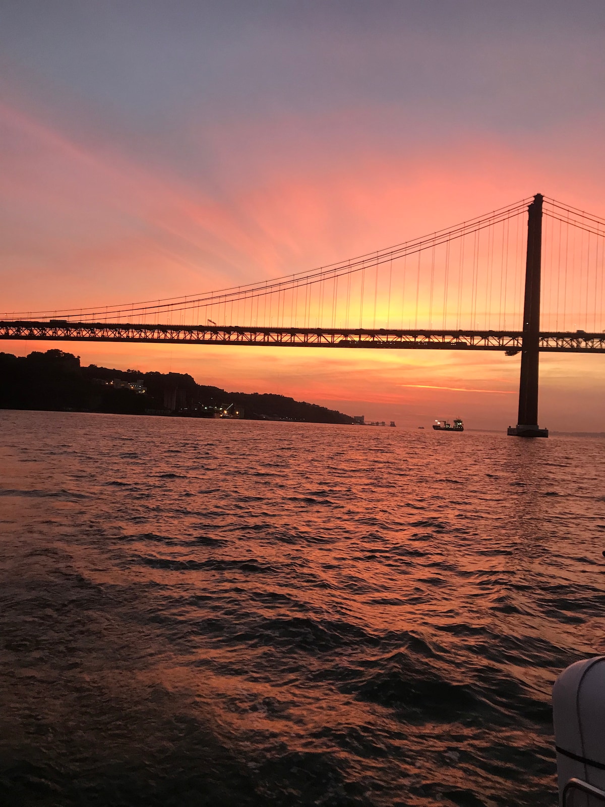 Excursion en voilier au coucher du soleil à Lisbonne avec vin