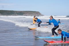 Aprende a surfear en la impresionante Escocia