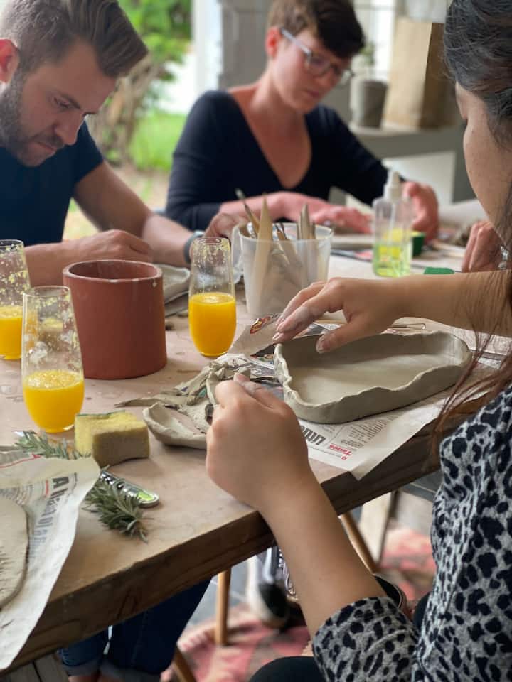 Оформете керамика на колело в студио за керамика