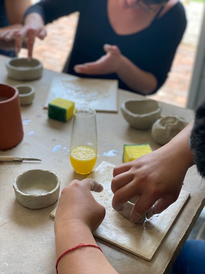 Оформете керамика на колело в студио за керамика