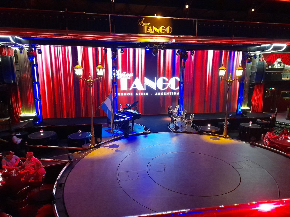 Enjoy a dinner show at Señor Tango