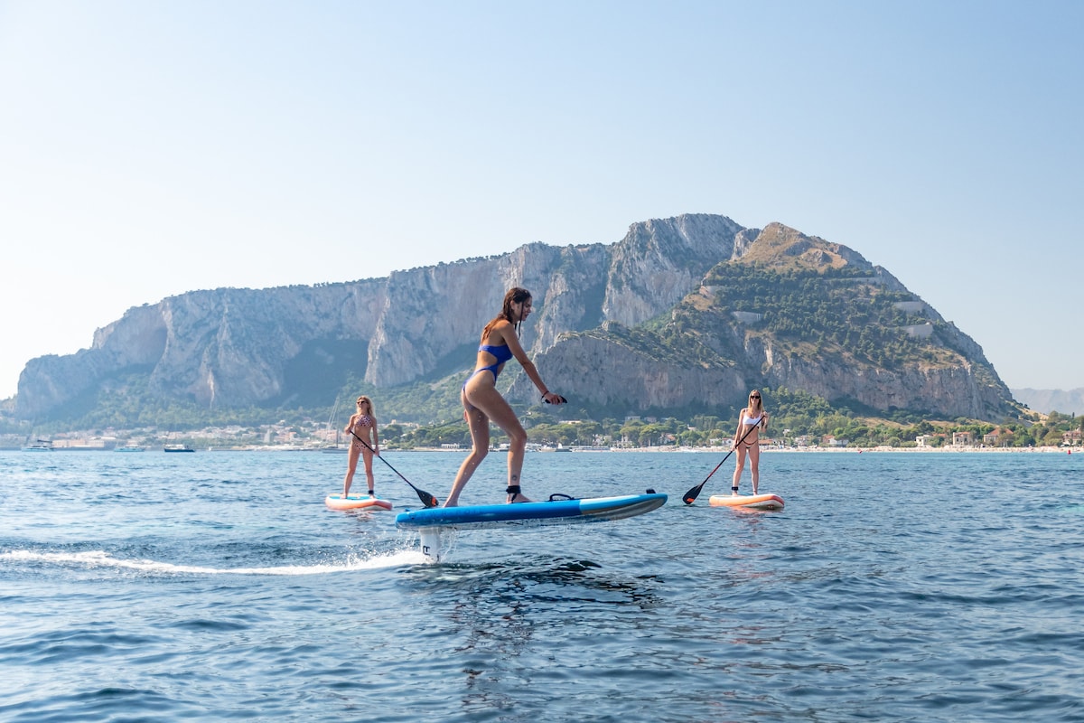 Fliegen Sie mit dem E-Foil über das Wasser in der Bucht von Mondello