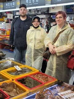 市场之旅后享用釜山风味海鲜