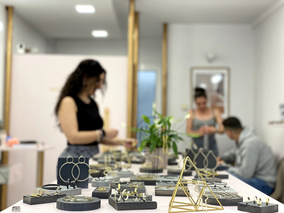 Craft and engrave your own personalized jewelry