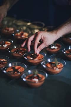 Disfruta de una cena decadente en un lugar clandestino