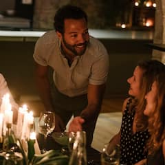 Disfruta de una cena decadente en un lugar clandestino