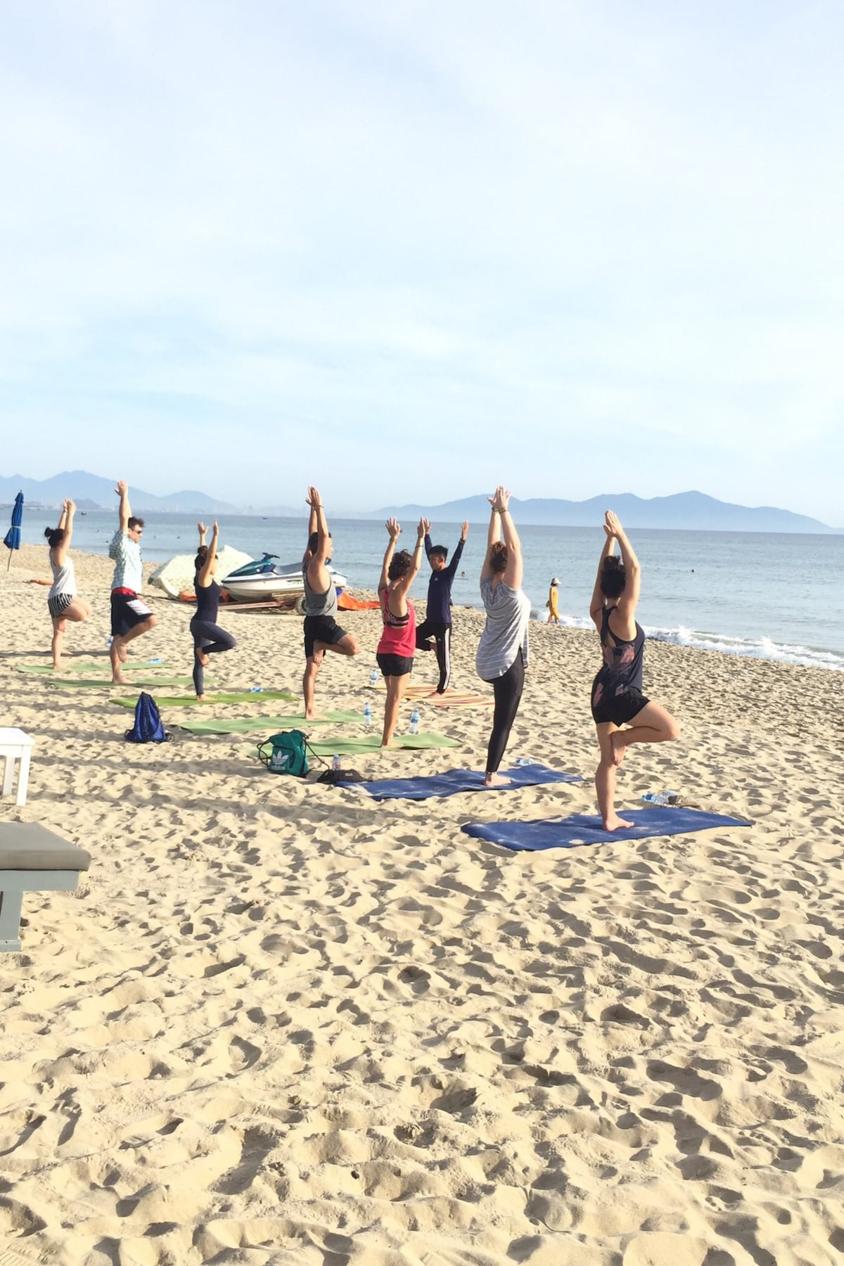 Yoga am Strand bei Sonnenaufgang/ Sonnenuntergang