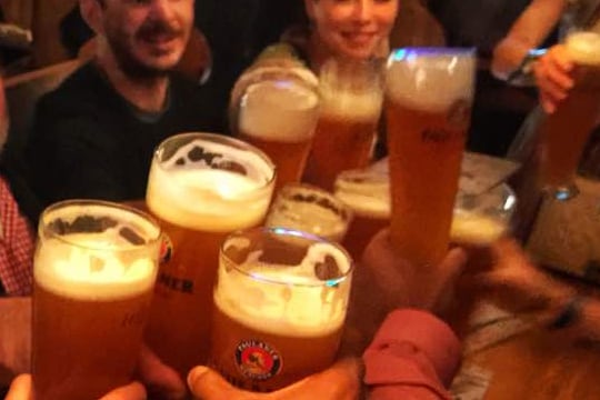オクトーバーフェストのテントでのパーティー