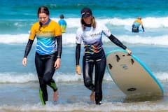ისწავლეთ სერფინგი Stoked Surf School-ში