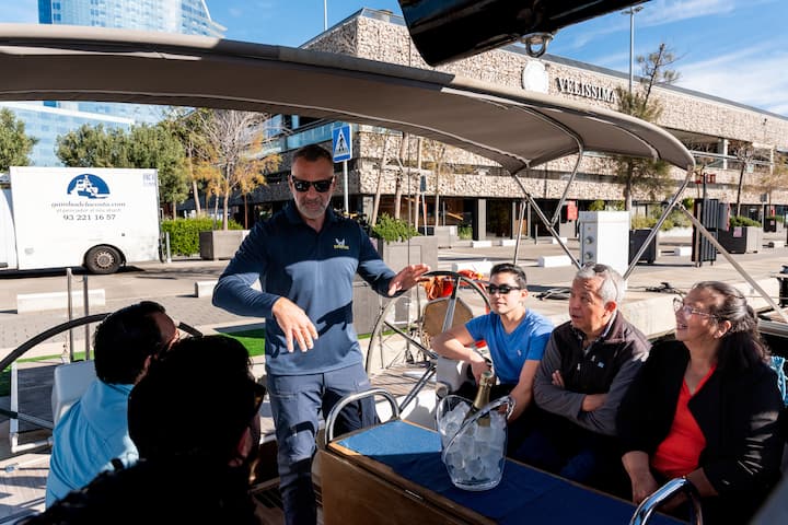 Crucero en yate al atardecer o por la tarde con bebidas