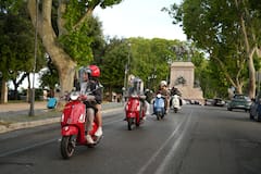 摄影师乘坐 Vespa 小摩托带你游罗马