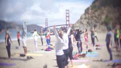 Yoga en una mágica
playa frente al mar