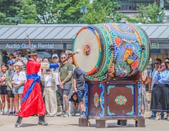 Gyeongbokgung Hanbok & Guided Tour