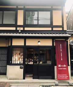 在 94 年家族经营的造纸厂制作明信片