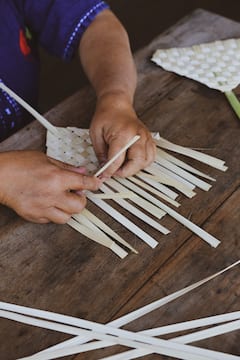 与 Tong 阿姨一起制作传统竹扇