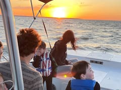 Crucero al atardecer y avistamiento de delfines
