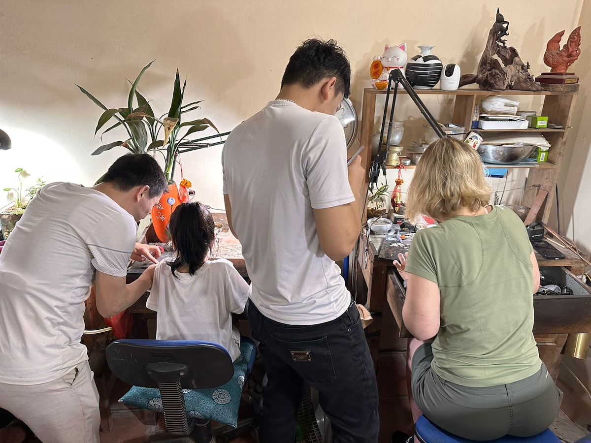 Gestalte handgefertigten Silberschmuck in Hanoi