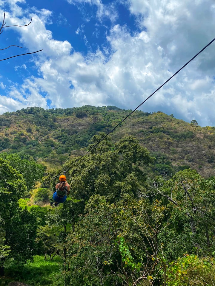 Авантура во џунгла со зиплајн и водопад