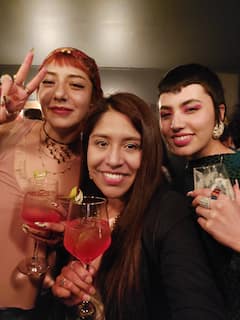 在拉巴斯的酒吧品尝鸡尾酒