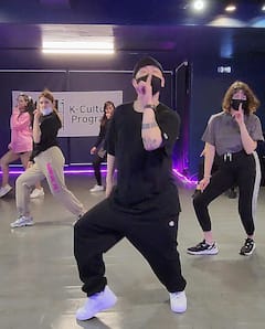 שיעור ריקוד קיי-פופ בסיאול עם צילום ועריכת סרטונים