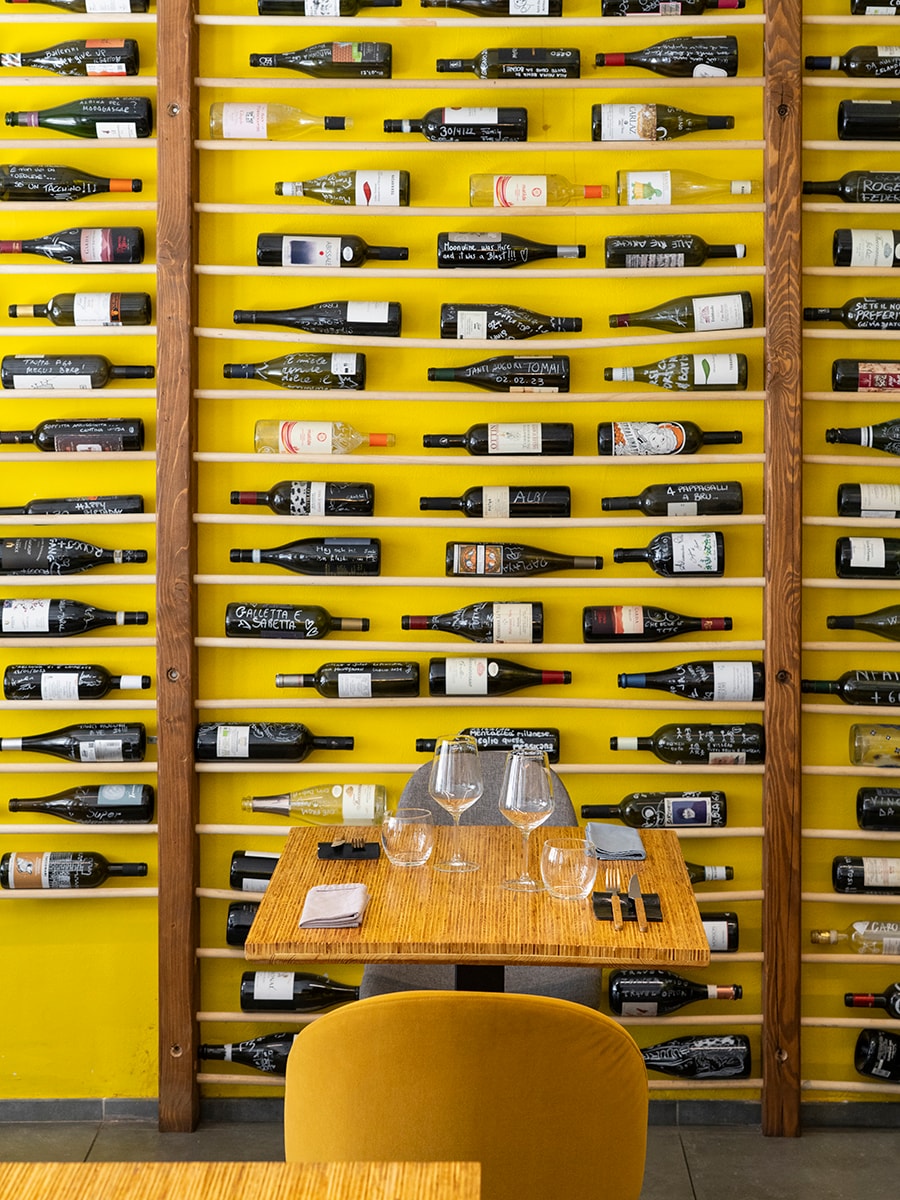 Wine tasting with most Italian sommelier in Milano