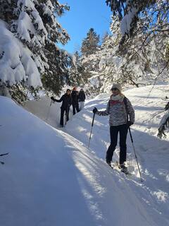当地导游带您雪鞋漫步