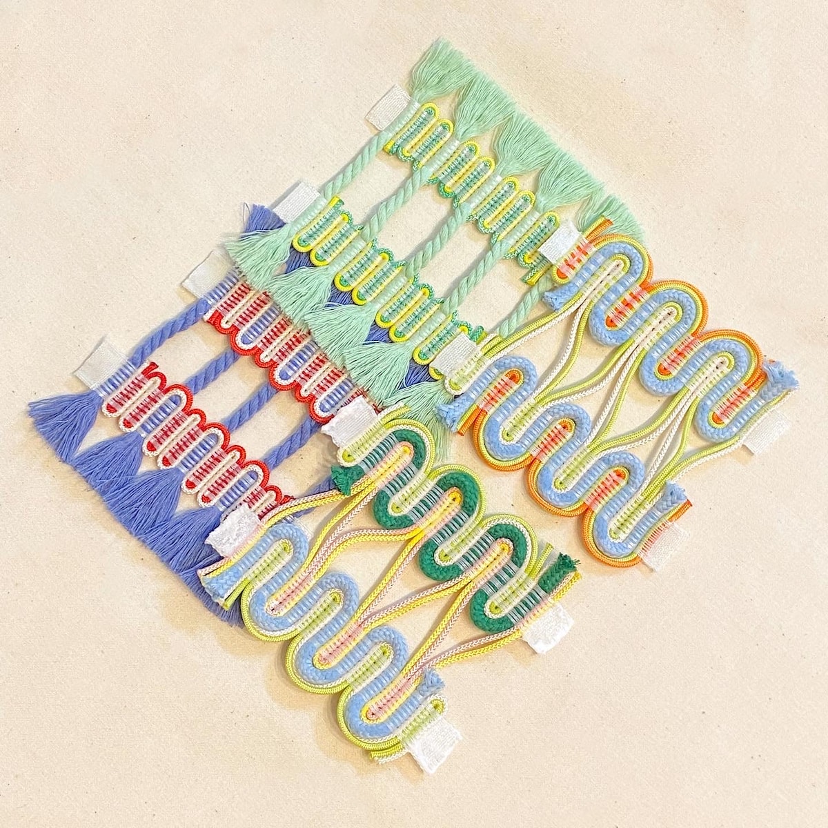 Create your own accessories with ribbon weaving