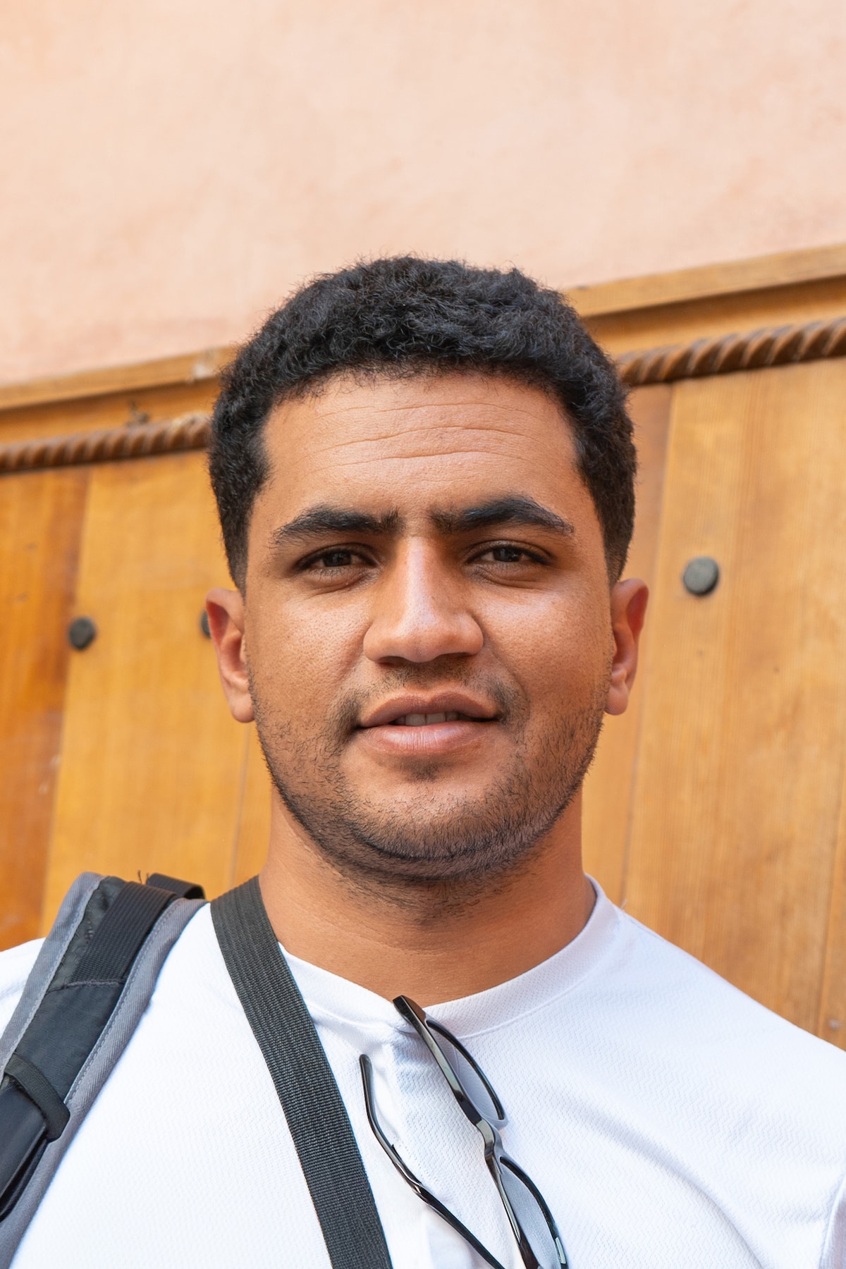 Posiere für Fotos mit einem Fotografen in Marrakesch