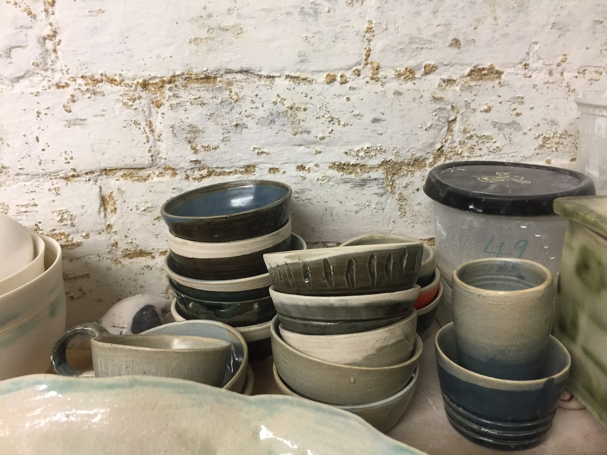 Make pottery on the wheel