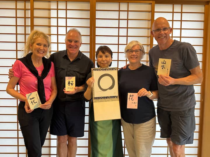 Zen-Kalligrafie in einem privaten Atelier