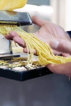 制作新鲜意大利面和提拉米苏