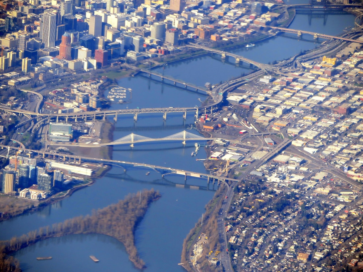 Portland by Boat: Waterfalls and Historic Bridges