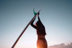 Sesión de fotos en la playa al amanecer con ambiente surfero