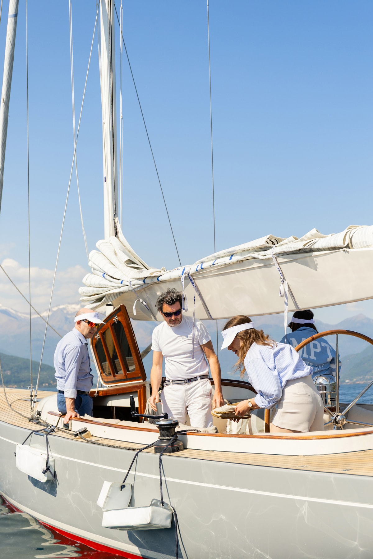 Private 2h classic sailboat tour on lake como