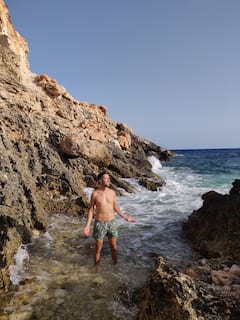 Caminata por la costa mediterránea con artistas al aire libre