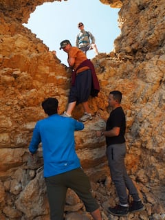Caminata por la costa mediterránea con artistas al aire libre