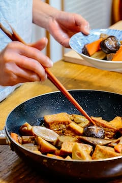 制作和品尝传统日式家常菜